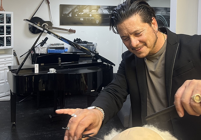 Wieder vermehrt Coiffeur: Piero Esteriore beim Haareschneiden. Foto: Bea Asper