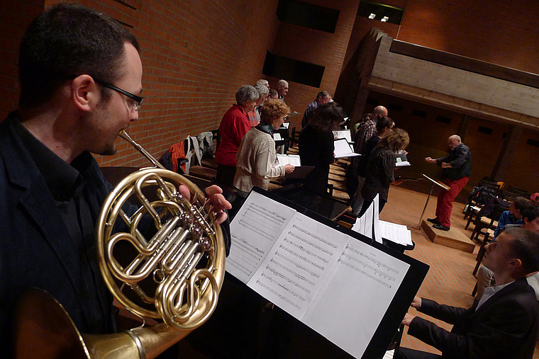Probelauf – noch ohne Fernsehkameras, Scheinwerfer und Kabelsalat: Am Montag wurde in der Mischeli-Kirche die von Marc Meisel komponierte Minimalmusic-Kantate eingeübt. Foto: ZVG/F. Lorenz