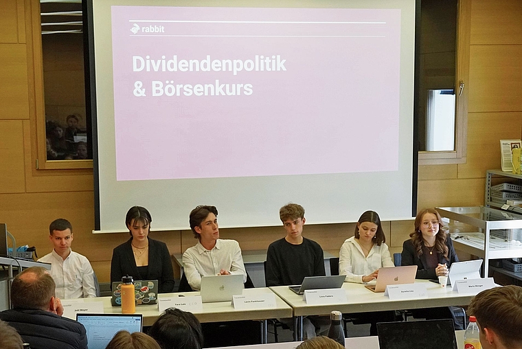 «Rabbit»: Das Unternehmen ist fiktiv, die Schülerinnen und Schüler nehmen ihre Aufgabe aber sehr ernst. Foto: Tobias Gfeller 