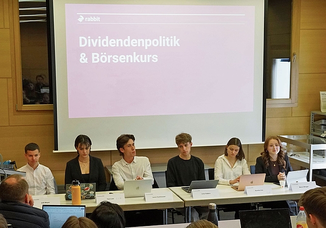 «Rabbit»: Das Unternehmen ist fiktiv, die Schülerinnen und Schüler nehmen ihre Aufgabe aber sehr ernst. Foto: Tobias Gfeller 