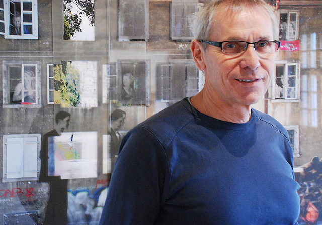 Geheimnisvolle Einblicke in vergangene Räume: Martin Staub vor seinem Bild «Fassade».  Foto: Thomas Brunnschweiler