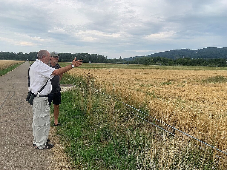 Grosse Pläne: Gerhard von Ah (l.) und Joe Nebel zeigen das Stück Land, das in den kommenden Jahren aufgewertet werden soll. Foto: Caspar Reimer