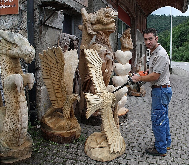 Holzskulpturen: Felix Kündig vor seiner Firma in Büsserach.Foto: Gaby Walther