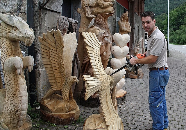 Holzskulpturen: Felix Kündig vor seiner Firma in Büsserach.Foto: Gaby Walther