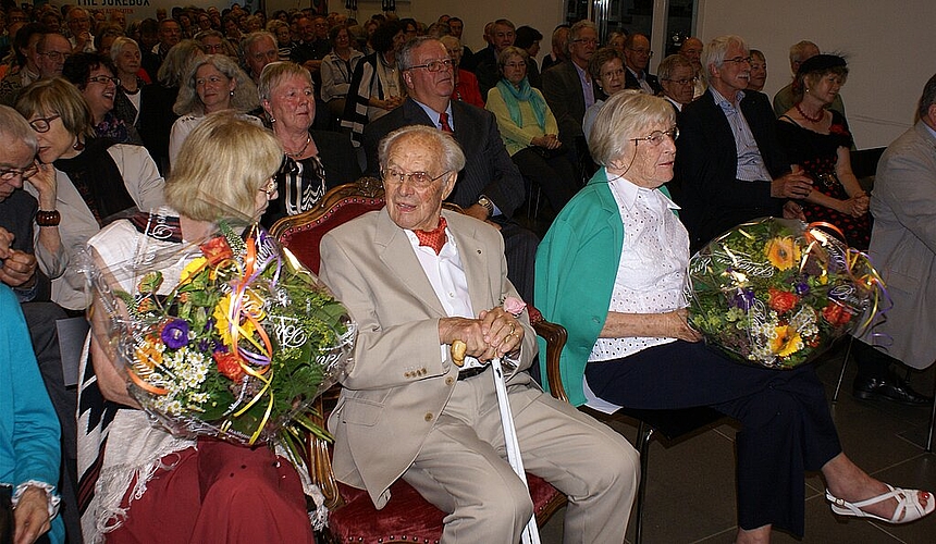 Geniessen gemeinsam die Geburtstagsfeier: Heinrich Weiss mit Tochter Susi Weiss (links) und Ehefrau Hannemie Winkler Weiss. Fotos: Jürg Jeanloz Heinrich Weiss-Marsch: Stadtharmonie Laufen mit Drehorgelspieler Peter Rohrer. 