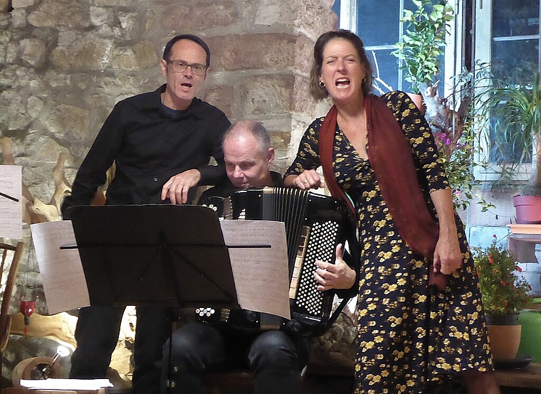 <em>Das Trio «Schmendriks Bande» sang und spielte beim «Frühlings Erwachen» in Bärschwil:</em> Jürg Gutjahr (l., Klarinette), Maria Gessler (Sopran) und Rudi Meier (Akkordeon). Foto: Thoams Immoos