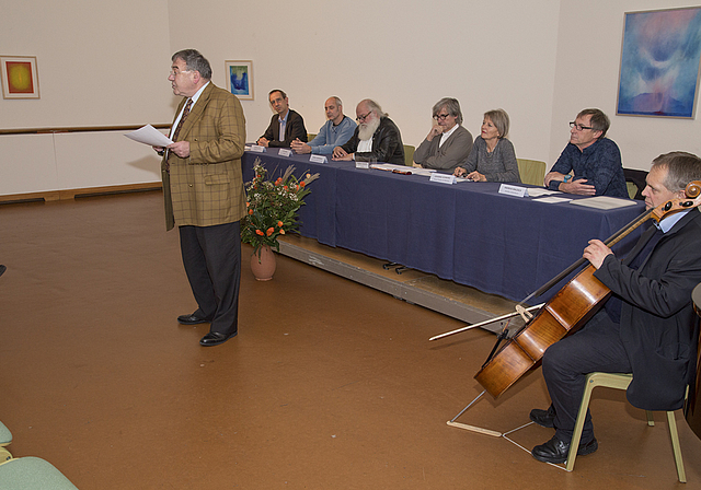 Künstlerisches Podium: Hans Büttiker, Präsident des Forum Regio Plus (l.), begrüsst verbal, Cellist Lukas Greiner musikalisch.  Fotos: MArtin Staub