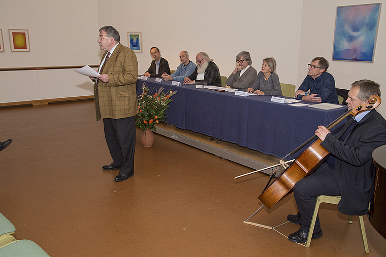 Künstlerisches Podium: Hans Büttiker, Präsident des Forum Regio Plus (l.), begrüsst verbal, Cellist Lukas Greiner musikalisch. Fotos: MArtin Staub