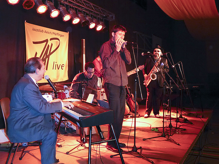 Hatte das Publikum schnell auf seiner Seite: Ray Fein (l.) im Zusammenspiel mit seinen Musikerkollegen. Foto: Thomas Immoos