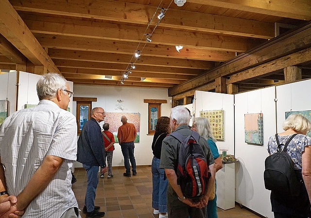 Grosser Andrang: Die Kunstausstellung «QuerfeldHeim» im Heimatmuseum lockte zahlreiche Besuchende an. Fotos: Désirée Bellwald