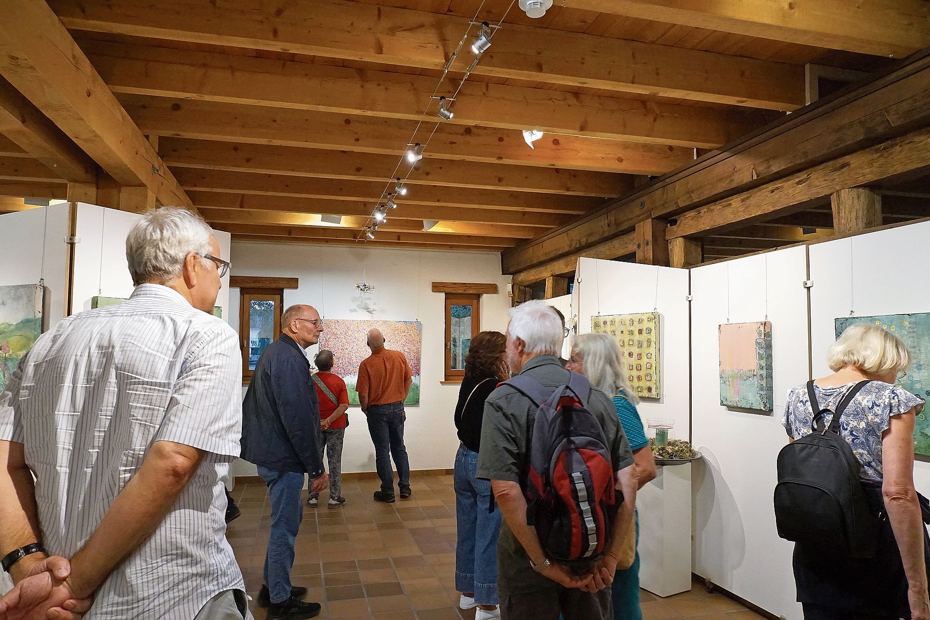 Grosser Andrang: Die Kunstausstellung «QuerfeldHeim» im Heimatmuseum lockte zahlreiche Besuchende an. Fotos: Désirée Bellwald Grosser Andrang: Die Kunstausstellung «QuerfeldHeim» im Heimatmuseum lockte zahlreiche Besuchende an. Fotos: Désirée Bellwald