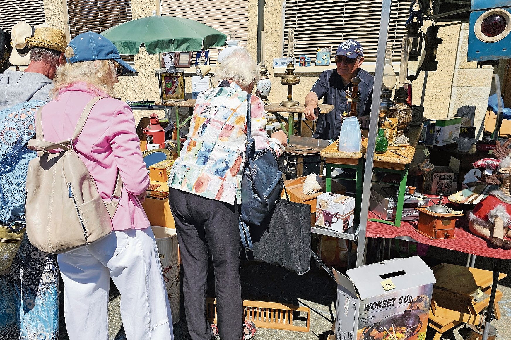 «Märten» war durchaus erwünscht: Der Flohmarkt beim Schulhaus Serafin war einmal mehr ein grosser Anziehungspunkt. 