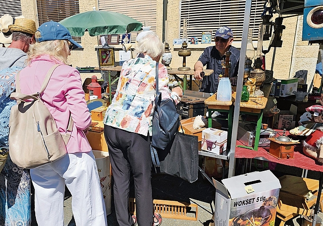 «Märten» war durchaus erwünscht: Der Flohmarkt beim Schulhaus Serafin war einmal mehr ein grosser Anziehungspunkt. 