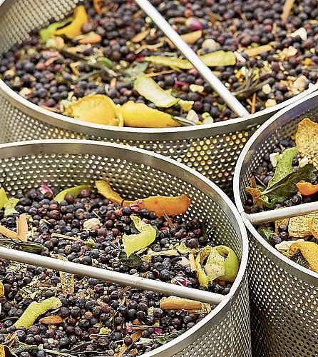 Schonende Destillation: Diese gelingt mithilfe von Aromakörben. 