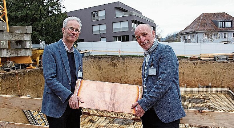 Sieben-Millionen-Bau: Lukas Schöb (l.), Ärztlicher Leiter der Klinik Arlesheim, und Philipp Schneider, Verwaltungsratspräsident, mit dem Grundstein. Foto: Tobias Gfeller