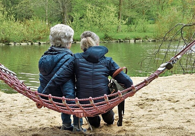 Eher auf die emotionale Ebene eingehen: Im Austausch mit demenzerkrankten Menschen
müssen nicht alle Aussagen nach dem Wahrheitsgehalt hinterfragt werden. Foto: Pixabay