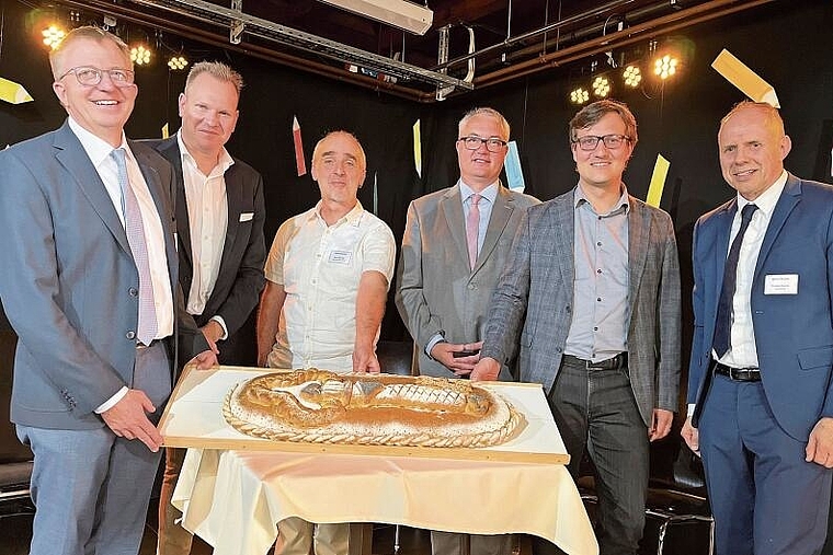 Schlüsselmoment: (v. l.) Felix Heiri (Präsident des Trägervereins Bachtelen), Marco Feusi (CEO Hiag), Alex Brunner (TaDo-Leiter), Remo Ankli (Regierungsrat), Daniel Urech (Gemeindepräsident), Gustav Keune (Gesamtleiter der Institution Bachtelen