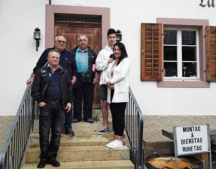 Unterkunft: Asylkoordinator Hans Göller (Mitte) zusammen mit dem Nunninger Gemeindeschreiber Beat Zimmer (l.) zu Besuch bei einer der Gastfamilie im Roderis und ihren aufgenommenen Flüchtlingen. Foto: zVg