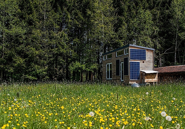 Leben mit wenig Raum: Tiny House auf der grünen Wiese.   Foto: zvg
