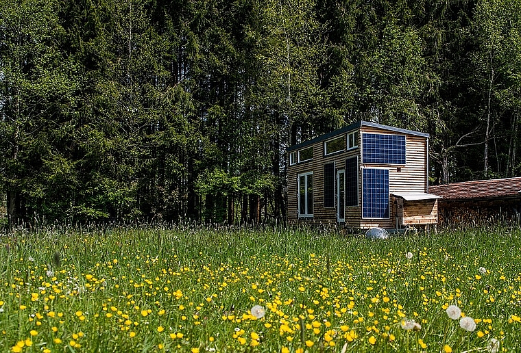 Leben mit wenig Raum: Tiny House auf der grünen Wiese.   Foto: zvg
