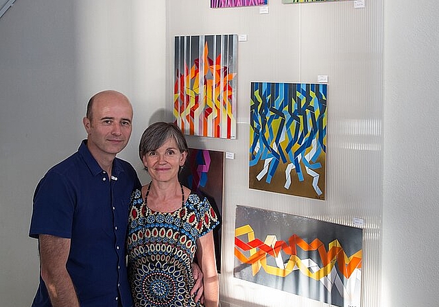 Lobos Kunst: Mit Anne Desse und Sébastien Defer, den Leitenden des Ferienheims in Saint Ursanne. Foto: Martin Staub