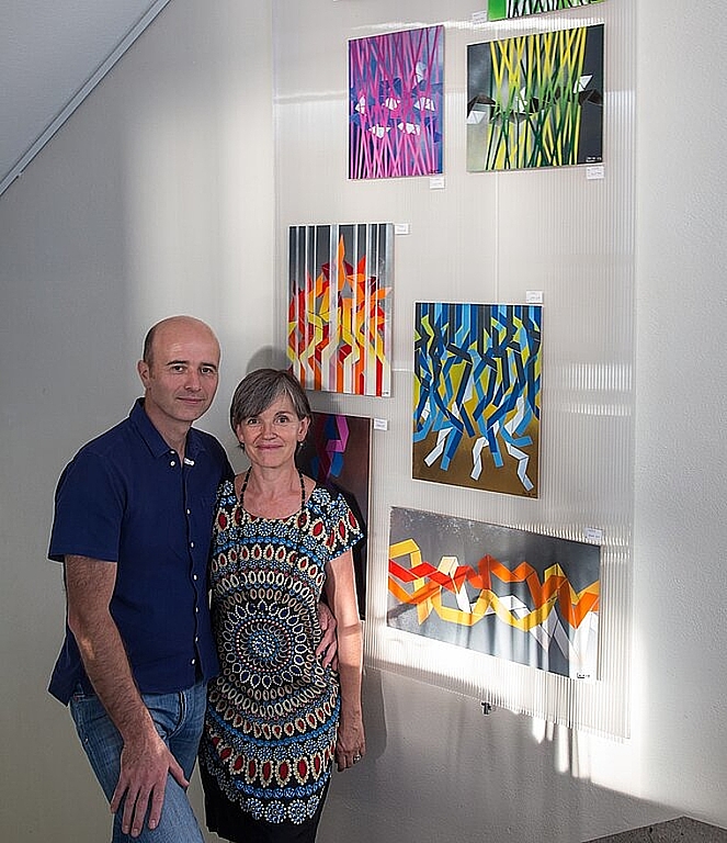 Lobos Kunst: Mit Anne Desse und Sébastien Defer, den Leitenden des Ferienheims in Saint Ursanne. Foto: Martin Staub