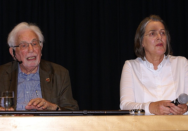 Fragestunde der jungen Gäste: Shlomo Graber und Lehrerin Andrea Leonardi. Foto: Jürg Jeanloz