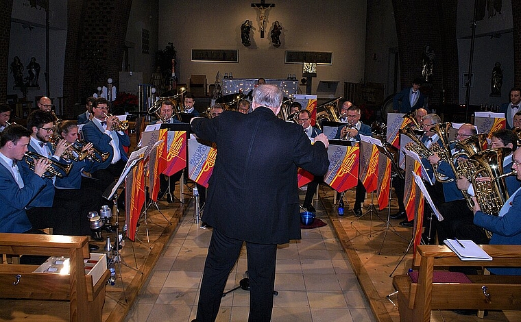 <em>Petersburger Schlittenfahrt: </em>Brass Band Konkordia Büsserach mit Dirigent Pascal Eicher. Foto: Jürg Jeanloz