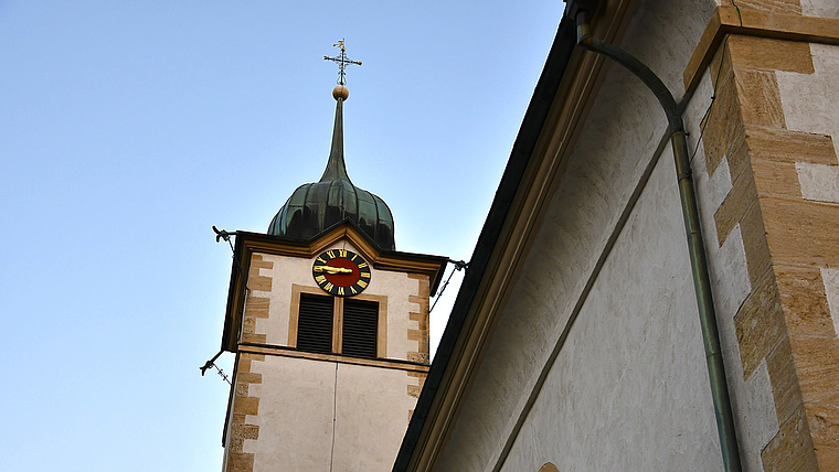 Quelle des Unmuts: Die Glocken aus dem Hobler Kirchenturm sollen am Samstag und Sonntag nicht erst um sieben Uhr, sondern wie an den Werktagen bereits um sechs Uhr in der Früh läuten.  Foto Bea Asper