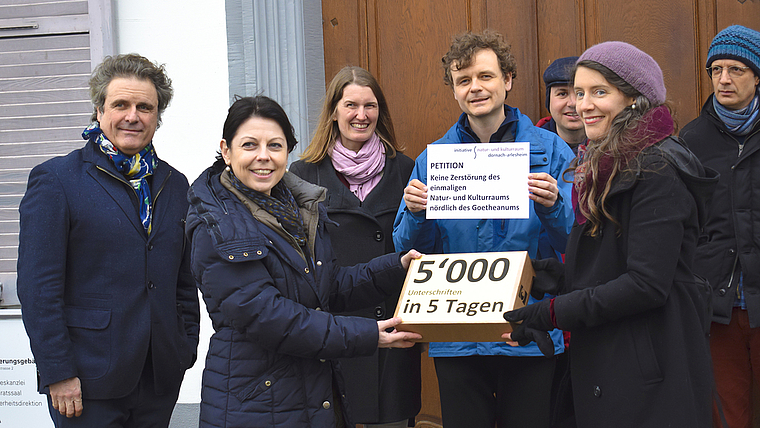 Petition: Die Naturschützer übergaben der Regierung die gesammelten Unterschriften – als Vertreter der Helvetia Nostra kam Matthias Mast von Bern (links).  Foto: Jocelyn Daloz