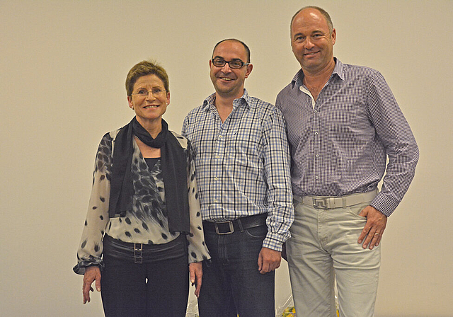 Höchste Reinacher: Die scheidende Einwohnerratspräsidentin Ruth Schaller (FDP) mit ihrem Nachfolger Markus Kilchherr (CVP, Mitte) und dem neugewählten Vizepräsidenten Eric Urban (SVP).  Foto: Heiner Leuthardt