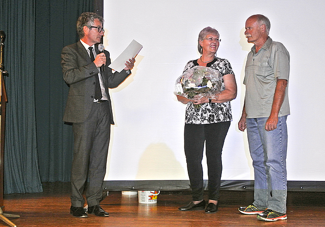 3000. Mitglied: Andreas Hänggi, Präsident des Hauseigentümerverbandes (HEV) Dorneck-Thierstein, freut sich, Christoph und Yvonne Heinzelmann aus Breitenbach ein Geschenk zu überreichen.  foto: Bea Asper