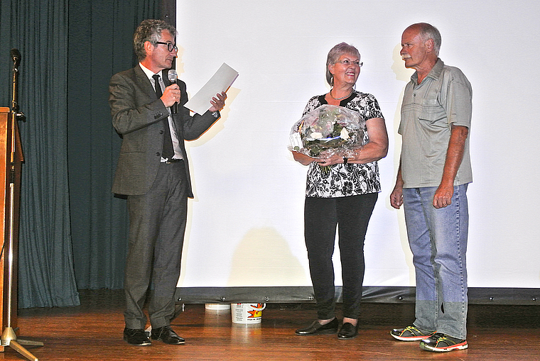 3000. Mitglied: Andreas Hänggi, Präsident des Hauseigentümerverbandes (HEV) Dorneck-Thierstein, freut sich, Christoph und Yvonne Heinzelmann aus Breitenbach ein Geschenk zu überreichen. foto: Bea Asper