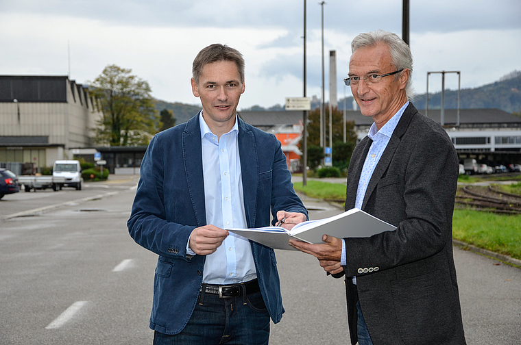 Auf dem Areal Widen: Hier planen die Gewerbevereinspräsidenten Roman Baumann Lorant (Dorneckberg, l.) und Heinz Thommen (Dornach) eine gemeinsame Leistungsschau mit und für ihre Mitglieder. Foto: Thomas Kramer