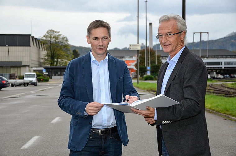 Auf dem Areal Widen: Hier planen die Gewerbevereinspräsidenten Roman Baumann Lorant (Dorneckberg, l.) und Heinz Thommen (Dornach) eine gemeinsame Leistungsschau mit und für ihre Mitglieder.  Foto: Thomas Kramer