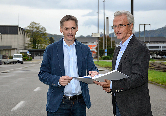Auf dem Areal Widen: Hier planen die Gewerbevereinspräsidenten Roman Baumann Lorant (Dorneckberg, l.) und Heinz Thommen (Dornach) eine gemeinsame Leistungsschau mit und für ihre Mitglieder.  Foto: Thomas Kramer