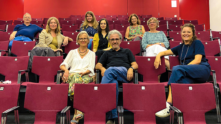 Ein starkes Team: 3. Reihe v. l.: Peter Jackson, Svenja Bertschi, Linda Mischler; 2. Reihe v. l.: Sandra Löwe, Veronica Pache, Susanne Koch; 1. Reihe v. l.: Johanna Schwarz, Georg Darvas, Eleni Foskett-Prelorentzos. Foto: ZVg / neuestheater.ch