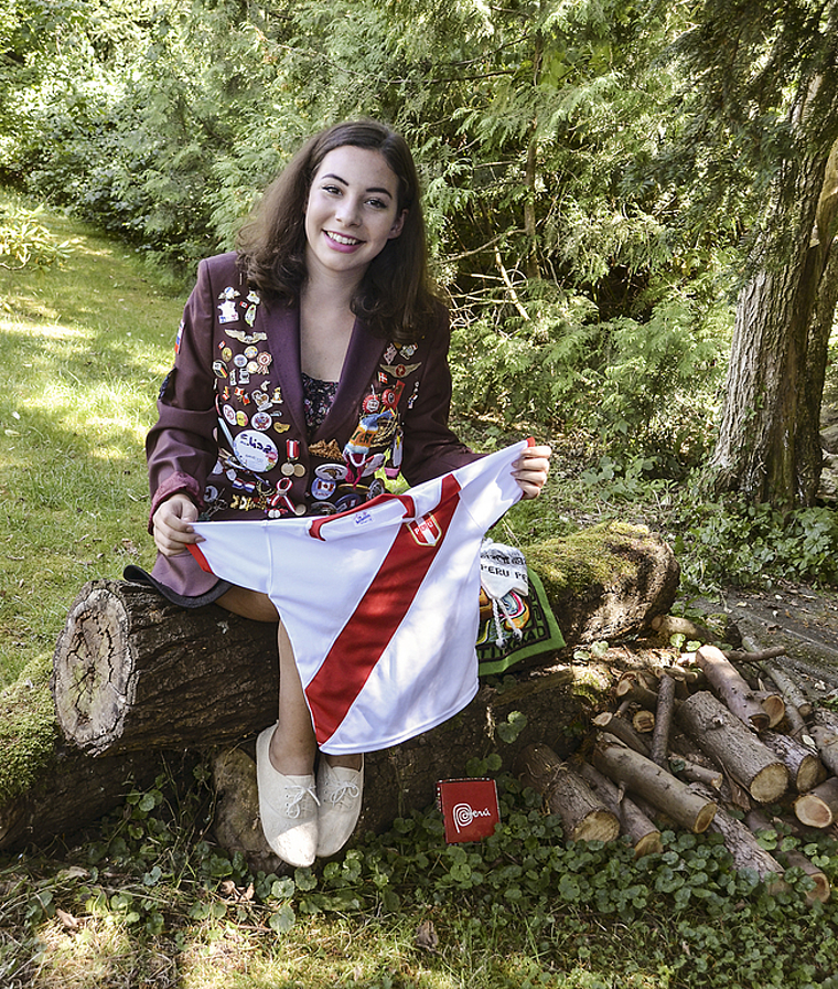 Back home: Elisa Jörg verbrachte ein Jahr in Peru – jeder Pin auf ihrem Blazer ist von einem anderen Austauschstudenten und ein schönes Andenken. Foto: Jay Altenbach