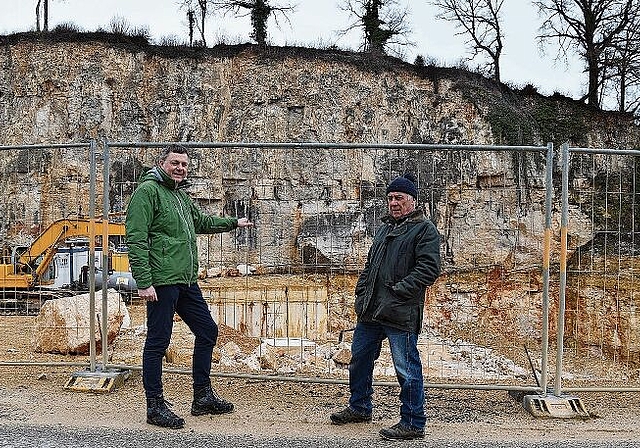 Handeln auch im Sinne des Naturschutzes: Ueli Jermann (l.) und Thomas Jermann vor dem Gelände, auf dem derzeit Sprengungen vorgenommen werden. Foto: Bea Asper