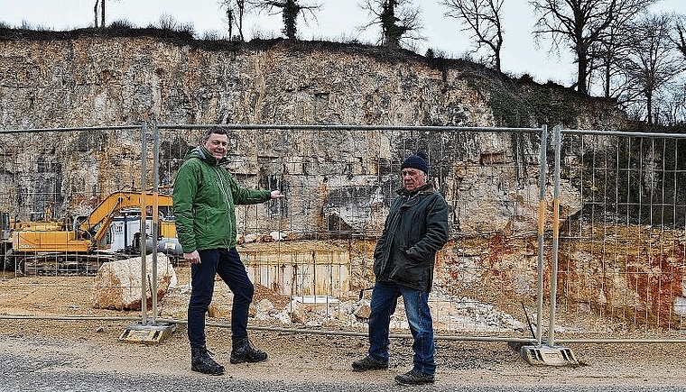 Handeln auch im Sinne des Naturschutzes: Ueli Jermann (l.) und Thomas Jermann vor dem Gelände, auf dem derzeit Sprengungen vorgenommen werden. Foto: Bea Asper