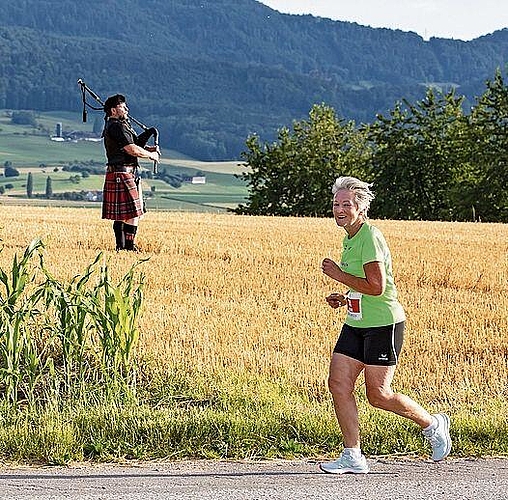 Höhepunkt und halbe Strecke: Der Dudelsackspieler sagts mit Musik. Fotos: Martin Staub
