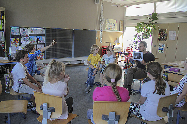 Ein Projekt aus der Schulsozialarbeit: Die Kinder diskutieren im Rahmen eines Workshops über die Wirkung von Bildern, die sie ins Internet stellen, und über Folgen, die Bilder z. B. später bei einer Bewerbung haben könnten. Foto: ZVG/Primarschul