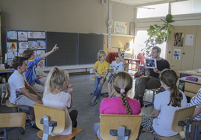 Ein Projekt aus der Schulsozialarbeit: Die Kinder diskutieren im Rahmen eines Workshops über die Wirkung von Bildern, die sie ins Internet stellen, und über Folgen, die Bilder z. B. später bei einer Bewerbung haben könnten.  Foto: ZVG/Primarschul