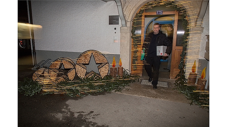Die Sterne standen auch schon schlechter: Gemeindepräsident Martin Borer verlässt das weihnachtlich dekorierte Gemeindehaus und begibt sich an die «Budget-Gmeini». Foto: Martin Staub