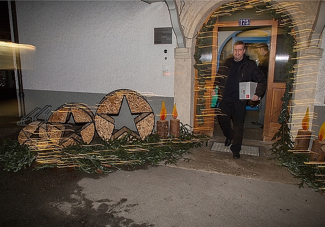 Die Sterne standen auch schon schlechter: Gemeindepräsident Martin Borer verlässt das weihnachtlich dekorierte Gemeindehaus und begibt sich an die «Budget-Gmeini». Foto: Martin Staub 