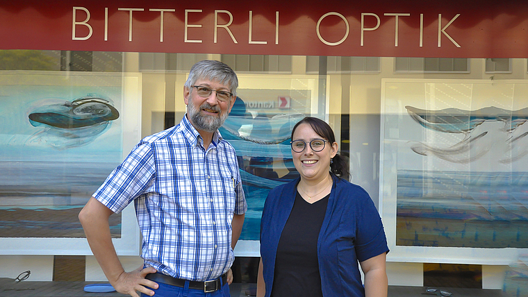 Kompetent und engagiert: Stephan Bitterli freut sich, dass Optikermeisterin Aurelia Doppmann sein Geschäft mit einigen neuen Angeboten weiterführen wird. Foto: Isabelle Hitz