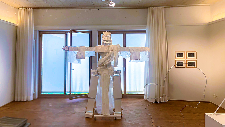 Beeindruckender Empfang: Im Ausstellungsraum des Leimgruberhauses treffen Besucherinnen und Besucher auf diese