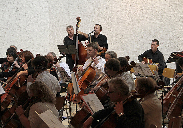 Liedtexte von Jacques Brel, mit warmen Celloklängen unterlegt: «Les oiseaux de passage» im Hintergrund.  Fotos: Martin Staub