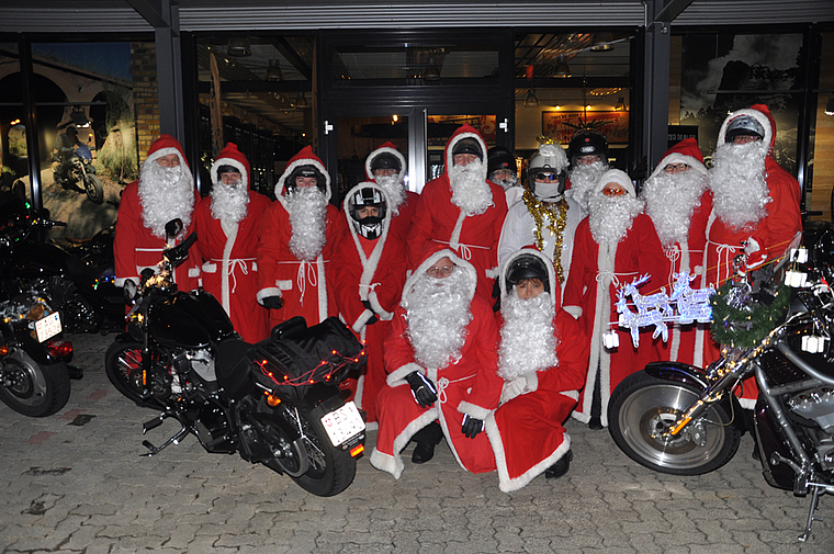 Ein Engel unter Bärtigen: Die Harley-Chläuse bereicherten mit ihrem Auftritt auf ihren heissen Stühlen den Aescher Weihnachtsmarkt. Foto: ZVG