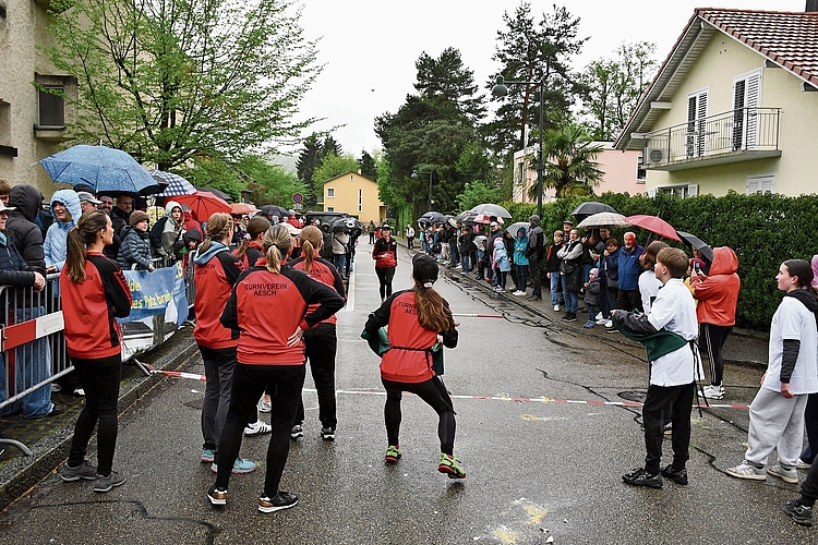 Auffangen mit der Schürze: eine Fängerin des Aescher Turnvereins in Aktion. Fotos: Fabian Schwarzenbach